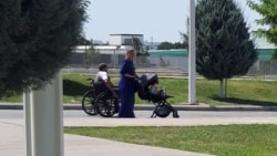 Diňle: Maýyplygy bolan adamlar Türkmenistanda özleri üçin aýratyn şertleriň döredilmeýändigini aýdýar
