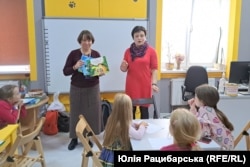 Зоя Жук (ліворуч) на зустрічі з дітьми