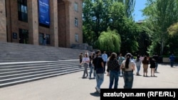 ԵՊՀ-ի բակը ժամը մոտավորապես 13։00-ի դրությամբ, 10-ը մայիսի, 2024թ․