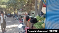 شماری از فروشندگان روی جاده در شهر تالقان ولایت تخار