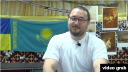 Волонтёр-казах в Украине Рустем Дарменов