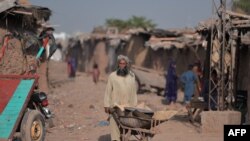 پاکستان در این اواخر زمینه فعالیت و کار و بار مهاجرین افغان را نیز محدود ساخته است