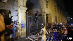 Ցուցարարները խորհրդարանի դարպասների մոտ, 1-ը մայիսի, 2024թ․