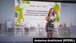 Переможниці курсу Урбаністика Ірина Заулична та Анфіса Кайда під час вручення нагород у Києві.