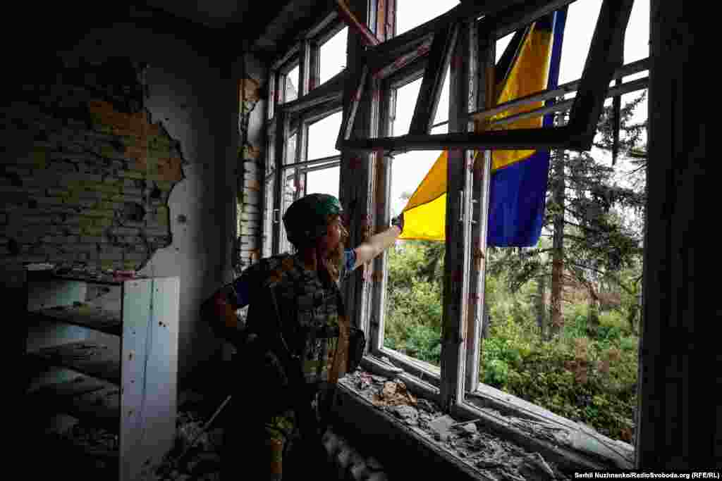 Український військовий із позивним &laquo;Борода&raquo; з 68-ї окремої єгерської бригади імені Олекси Довбуша розправляє український прапор у звільненому селі Благодатне на Донеччині. 17 червня 2023 року. День Збройних сил України набув особливого значення у 2014-му році &ndash; після початку агресії Росії, і став всенародним визначним днем в умовах повномасштабного вторгнення Росії. ЗСУ своїм затятим спротивом, оригінальними несиметричними діями, успіхом на фронті здивували весь світ і зруйнували міф про непереможність російської армії&nbsp;