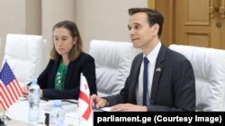 Джошуа Хак (справа)