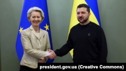 Президентка Єврокомісії Урсула фон дер Ляєн (л) і президент України Володимир Зеленський, архівне фото