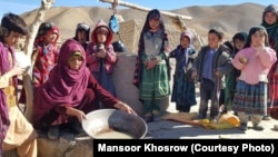 باشندگان قریه پلنگان ولایت غور می گویند به آب پاک برای نوشیدن دسترسی ندارند. 