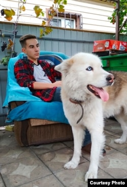 Богдан Пилипенко з Койотом. Фото з особистого архіву родини