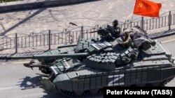 Російський танк під час вторгнення. Під прапором неіснуючого СРСР. 2022 рік