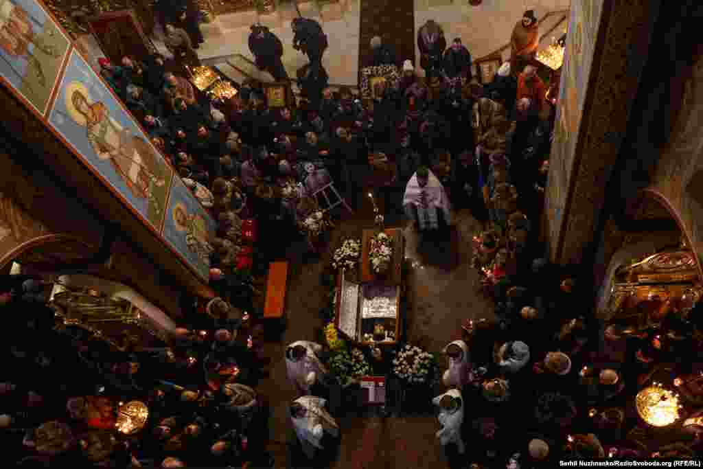 Віддати шану загиблому військовому прийшли близько тисячі людей: родичі, друзі, військовослужбовці і ті, хто не був особисто знайомий з Максимом Кривцовим