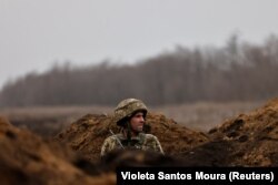 Украинский военный на позиции близ Бахмута