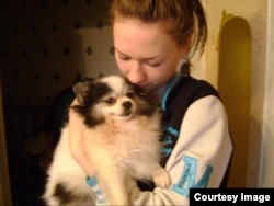 Яна с любимым шпицем Сэей.