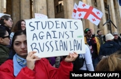 Під час акції протесту біля будівлі парламенту Грузії проти законопроєкту про «іноземних агентів», який його супротивники називають «російським законом». Тбілісі, 8 березня 2023 року