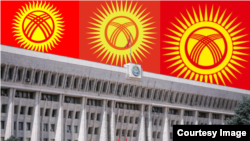 Сол жагында Кыргызстандын азыркы туусу, ортодогу спикер Нурланбек Шакиев менен депутат Улан Примов сунуштаган вариант, оң тарабында парламент жактырган соңку вариант.