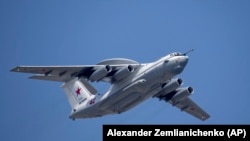 «Незрозуміло, чому російські пілоти мають почуватися комфортніше з думкою про те, що їхні наземні засоби протиповітряної оборони є настільки некомпетентними», – зазначають в ISW про версію, що літак А-50 був знищений російською ППО  