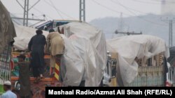 قطار حامل لاری های مهاجرین افغان در تورخم که قصد برگشت به افغانستان را دارند.