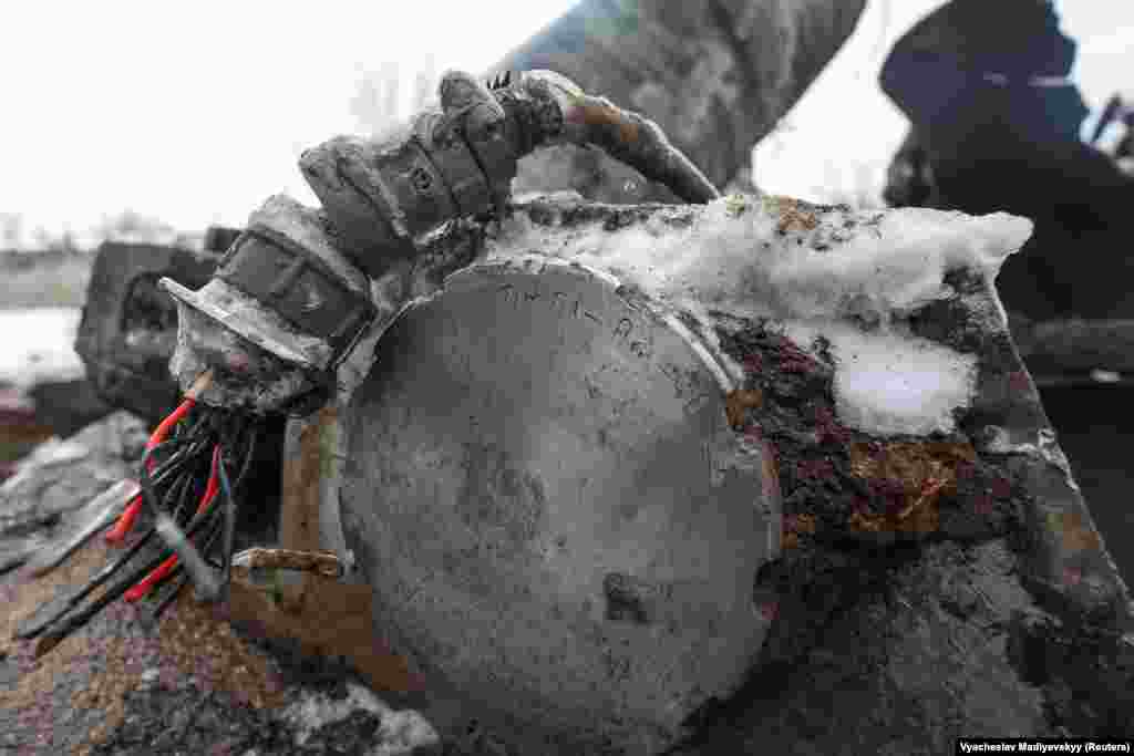 Фрагмент ракеты, которая, по сообщениям, поразила Харьков. Если подтвердится информация о том, что запущенные по Украине ракеты действительно северокорейские, то это, по мнению аналитиков, приведет к существенной эскалации военной напряженности в Азии