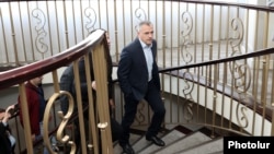 Samvel Şahramanyan Yerevandakı Mariott otelinə komissiyaya ifadə vermək üçün gələrkən