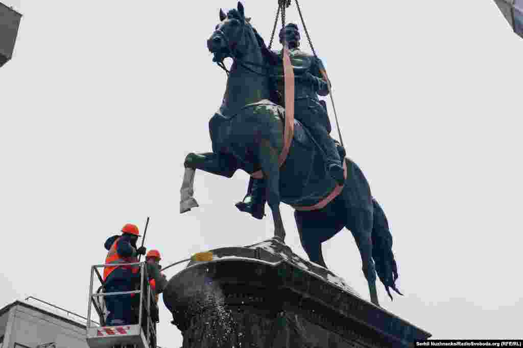 Пам&#39;ятник Миколі Щорсу простояв у Києві майже 70 років