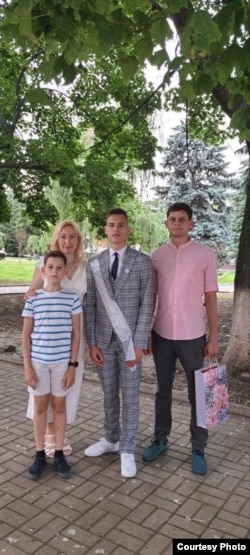 Тетяна з чоловіком та дітьми в Бахмуті