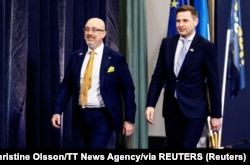 Министры обороны Украины и Эстонии Алексей Резников (слева) и Ханно Певкур на недавней встрече глав военных ведомств стран ЕС в Швеции