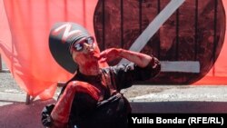 Перформасн перед російським посольством 9 травня 2023, Прага