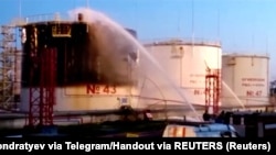 Гасіння пожежі на нафтопереробному заводі в селищі Ільський у Краснодарському краї, Росія, 4 травня 2023 року. Місцева влада заявила, що причина пожежі – атака безпілотника