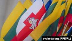 Беларускі і літоўскія сьцягі ў Вільні. Архіўнае фота