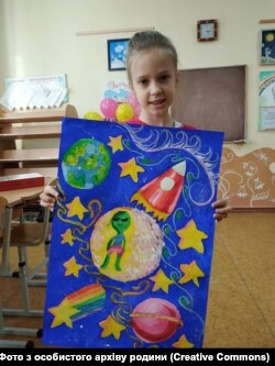 Ірина Ждан зі своєю роботою. Фото надала викладачка з малювання