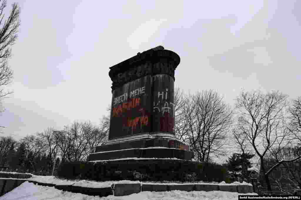 Порожній постамент де був розташований пам&#39;ятник Миколі Щорсу.&nbsp;Ким він був і які його &laquo;заслуги&raquo;, читайте за лінком