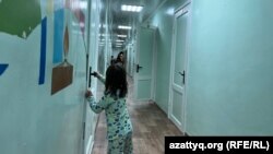 Коридор корпуса детского летнего лагеря, который выделили выпускникам детдомов на время ремонта дома юношества «Шанырак»