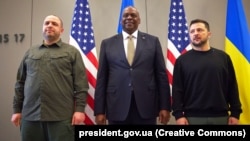 Оңдон солго: Украинанын президенти Зеленский, Пентагондун башчысы Остин жана Украинанын коргоо министри Умеров. Брюссель, 11-октябрь, 2023-жыл  
