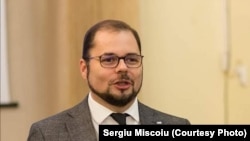 Sergiu Mișcoiu e de părere că, pentru respectarea Constituției, în cazul în care se ajunge la termenul limită, trebuie desemnat un alt pesonaj pentru funcția de premier.
