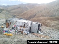 مردم و راننده ها از حکومت طالبان میخواهند در زمینه ترمیم این سرک مهم اقدام کند.