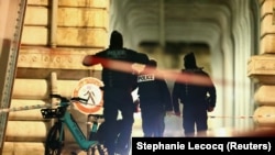 Француз полициячылары. Иллюстрациялык сүрөт.