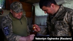 Великдень на фронті та прифронтових містах: як українські військові зустріли свято (фотогалерея)