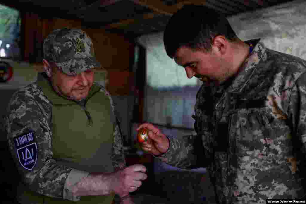 Військовослужбовці 93-ї окремої механізованої бригади&nbsp;&laquo;Холодний Яр&raquo; &laquo;б&#39;ються&raquo; крашанками