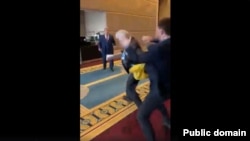 Жаңжал тартылган видеодон алынган сүрөт.