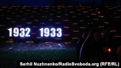 Вшанування пам’яті жертв Голодоморів біля «Меморіалу жертв Голодомору» в Києві, архівне фото