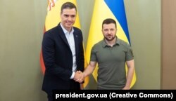 Педро Санчес и Владимир Зеленский во время визита премьер-министра Испании в Киев, 1 июля 2023 года
