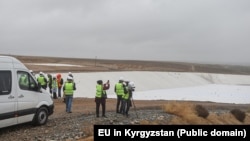 Zibiller üçin täze sanitar-ýer uçastogynyň açylmagy "Eurosobza" kompaniýasynyň Gyrgyzystandaky wekilhanasy tarapyndan surata düşürilýär.