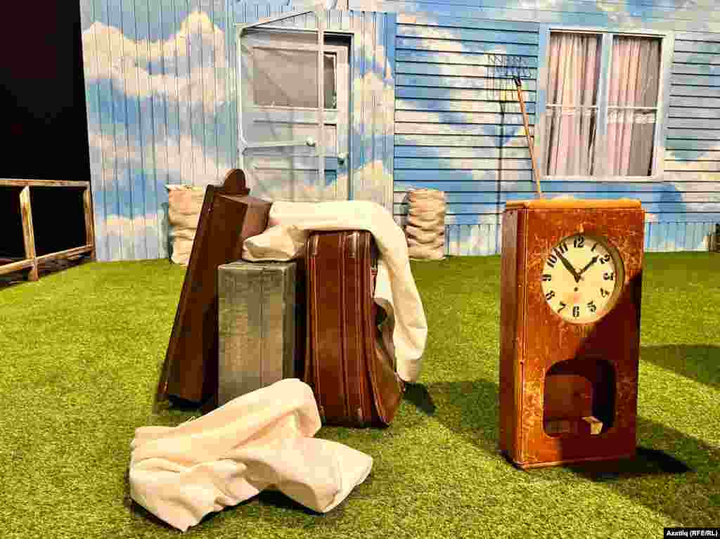 Спектакльдән күренеш, декорацияләр