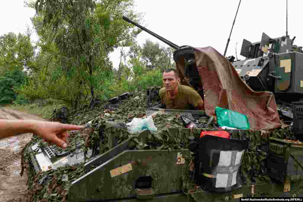 Володимир, 41 рік. Із Києва. &laquo;В цивільному житті я був монтажником-висотником, а зараз я &ndash; водій-механік &laquo;Бредлі&raquo; 47-ї окремої механізованої бригади &laquo;Магура&raquo;. Запорізький напрямок, червень 2023 року. Верховний головнокомандувач, президент України Володимир Зеленський у День ЗСУ звернувся до &laquo;всіх, хто продовжує боронити державу, і всіх, хто віддав своє життя, аби не віддати України&raquo;. &laquo;Такі миті навіюють чимало думок, робиш чимало висновків. Пригадуєш, що в нас позаду, і знаєш, що у нас попереду. Позаду &ndash; щоденна боротьба за тимчасово окуповані території. Попереду &ndash; їх визволення. А як інакше? Це наші землі, це наші люди. Хіба є альтернатива? Ні. Позаду &ndash; дев&rsquo;ять років і 651 день війни. Попереду &ndash; перемога. А як інакше? Хіба може бути альтернатива? Всі ми знаємо: ні&raquo;, &ndash; сказав Зеленський у відео, записаному вранці у Києві.&nbsp;