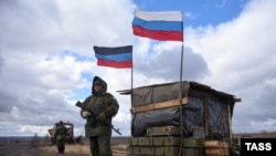 Ukrayinanıñ Donetsk vilâyetinde Rusiye işğalci quvetleri. Arhiv fotoresimi