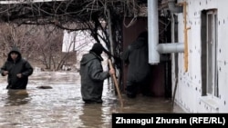 Паводки на западе Казахстана: подтопленные дома и дворы   