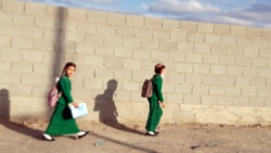 Diňle: Maryda sowuk howada mekdebe ýuka geýimli we şypbykly gatnaýan çagalar köpelýär