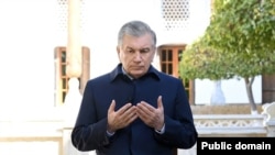 Özbegistanyň prezidenti Şawkat Mirziýoýew Buharada Bahauddin Nakşbandyň mazaryna zyýaratda