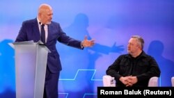 Головний прокурор МКС Карім Хан (ліворуч) розмовляє з генеральним прокурором України Андрієм Костіним на конференції United for Justice у Львові, 3 березня 2023 року