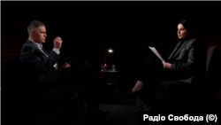 Вадим Пристайко і кореспондента Радіо Свобода Власта Лазур в студії Радіо Свобода у Києві, 8 грудня 2023 року